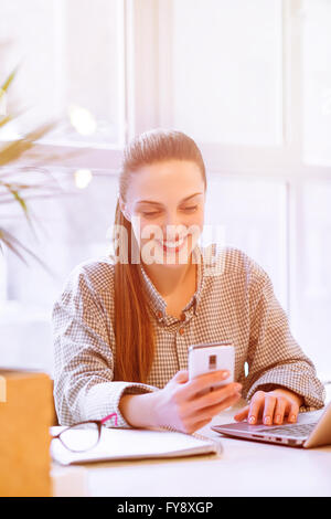 Libero professionista usando il telefono Foto Stock