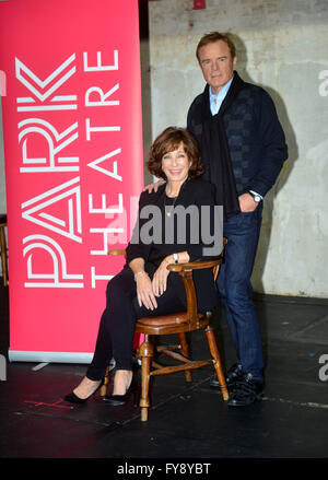 Anne Archer presso il Parco Theatre London promuovere il debutto a Londra della prova di Jane Fonda il 21 aprile 2016 Foto Stock