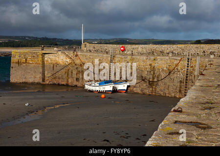 La bassa marea su una giornata invernale e a St Michael's Mount Harbour, Cornwall, England, Regno Unito Foto Stock