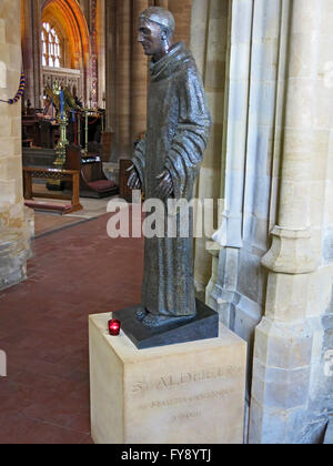 Una statua in bronzo di San Aldhelm da Marzia Colonna in Sherborne Abbey, Dorset, England, Regno Unito Foto Stock