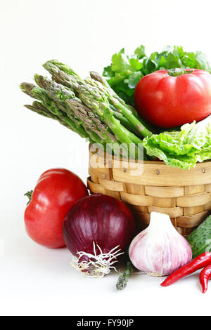 Molla di vari prodotti ortofrutticoli (asparagi, carote, aglio, pomodori e cetrioli) Foto Stock