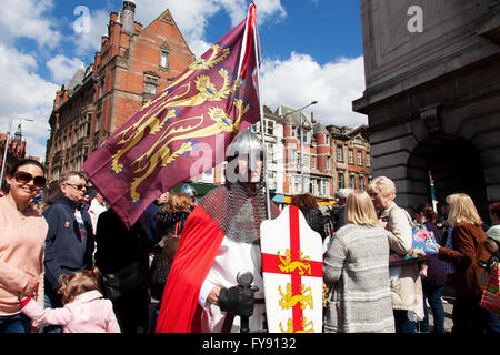 Piazza del Mercato Vecchio, Nottingham, Regno Unito Il 23 aprile 2016. La folla presso il St George's parata del giorno e la celebrazione in Nottingham la vecchia piazza del mercato. St George è il santo patrono dell'Inghilterra e St George's Day, che si celebra il 23 aprile, è tradizionalmente accettata come data di Saint George's morte nel 303 d.c. Credito: Mark Richardson/Alamy Live News Foto Stock