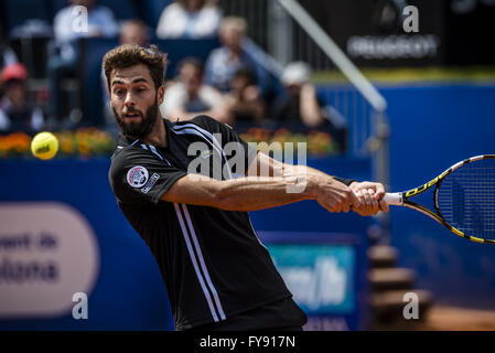 Barcellona, in Catalogna, Spagna. 23 apr, 2016. BENOIT PAIRE di Francia restituisce la palla a Kei Nishikori di Japon durante i loro semi-finale al "Barcelona Open Banc Sabadell' 2016. Nishikori ha vinto 6:3, 6:2 Credito: Matthias Oesterle/ZUMA filo/Alamy Live News Foto Stock