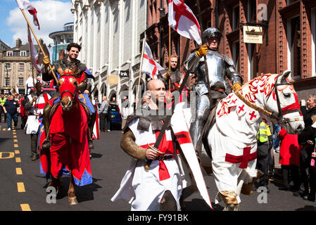 Piazza del Mercato Vecchio, Nottingham, Regno Unito Il 23 aprile 2016. La folla presso il St George's parata del giorno e la celebrazione in Nottingham la vecchia piazza del mercato. St George è il santo patrono dell'Inghilterra e St George's Day, che si celebra il 23 aprile, è tradizionalmente accettata come data di Saint George's morte nel 303 d.c. Credito: Mark Richardson/Alamy Live News Foto Stock