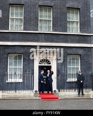 Londra, Regno Unito. 22 apr, 2016. Barack Obama e David Cameron . Londra, Regno Unito. Barack Obama presidente degli Stati Uniti d'America, arriva al numero 10 di Downing Street oggi di incontrare David Cameron, Primo ministro della Gran Bretagna. Durante la riunione si è pensato si discuterà il prossimo referendum sulla necessità o meno che la Gran Bretagna dovrebbe lasciare l'Unione europea e alcuni lo hanno chiamato il voto Brexit. Credito: Paolo Marriott/Alamy Live News Foto Stock