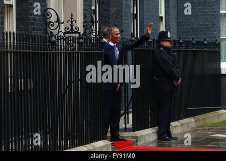 Londra, Regno Unito. 22 apr, 2016. Barack Obama e David Cameron . Londra, Regno Unito. Barack Obama presidente degli Stati Uniti d'America, arriva a Downing Street oggi di incontrare David Cameron, Primo ministro della Gran Bretagna. Durante la riunione si è pensato si discuterà il prossimo referendum sulla necessità o meno che la Gran Bretagna dovrebbe lasciare l'Unione europea e alcuni lo hanno chiamato il voto Brexit. Credito: Paolo Marriott/Alamy Live News Foto Stock