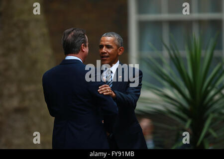 Londra, Regno Unito. 22 apr, 2016. Barack Obama e David Cameron . Londra, Regno Unito. Barack Obama presidente degli Stati Uniti d'America, arriva a Downing Street oggi ed è accolto da David Cameron, Primo ministro della Gran Bretagna. Durante la riunione si è pensato si discuterà il prossimo referendum sulla necessità o meno che la Gran Bretagna dovrebbe lasciare l'Unione europea e alcuni lo hanno chiamato il voto Brexit. Credito: Paolo Marriott/Alamy Live News Foto Stock