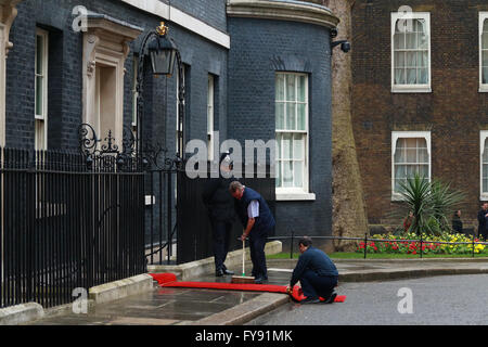 Londra, Regno Unito. 22 apr, 2016. Barack Obama e David Cameron . Londra, Regno Unito. Il tappeto rosso è laminato al numero 10 di Downing Street davanti a l'arrivo di Barack Obama. Credito: Paolo Marriott/Alamy Live News Foto Stock