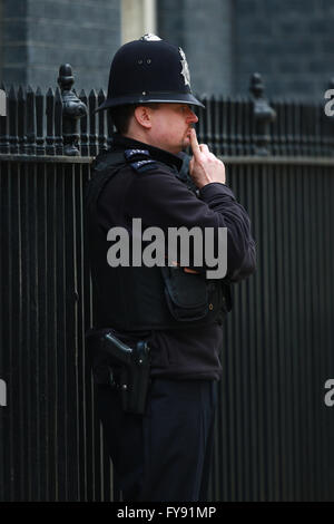 Londra, Regno Unito. 22 apr, 2016. Barack Obama e David Cameron . Londra, Regno Unito. Un poliziotto mette il dito sulle sue labbra al di fuori del numero 10 di Downing Street oggi. Credito: Paolo Marriott/Alamy Live News Foto Stock