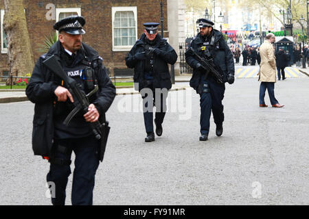 Londra, Regno Unito. 22 apr, 2016. Barack Obama e David Cameron . Londra, Regno Unito. Poliziotti armati pattugliano Downing Street. Credito: Paolo Marriott/Alamy Live News Foto Stock