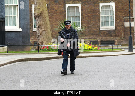 Londra, Regno Unito. 22 apr, 2016. Barack Obama e David Cameron . Londra, Regno Unito. Un agente di polizia armato delle pattuglie di Downing Street. Credito: Paolo Marriott/Alamy Live News Foto Stock