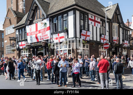 Nottingham, Regno Unito. 23 apr, 2016. Centinaia di giro per l annuale St George's parata del giorno nel centro di Nottingham. Le strade sono state rivestite con cavalieri, draghi e persino di Robin Hood girato fuori . Credito: Ian Francesco/Alamy Live News Foto Stock