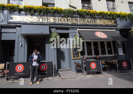 Londra, Regno Unito. 23 apr, 2016. I pedoni a piedi al di fuori del pub di Shakespeare in Victoria intitolato a Giovanni di Shakespeare, William Shakespeare il padre per il quattrocentesimo anniversario della morte dello scrittore inglese William Shakespeare. Credito: amer ghazzal/Alamy Live News Foto Stock