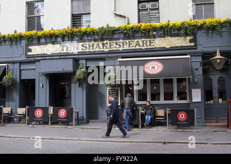 Londra, Regno Unito. 23 apr, 2016. I pedoni a piedi al di fuori del pub di Shakespeare in Victoria intitolato a Giovanni di Shakespeare, William Shakespeare il padre per il quattrocentesimo anniversario della morte dello scrittore inglese William Shakespeare Credito: amer ghazzal/Alamy Live News Foto Stock