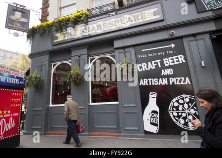 Londra, Regno Unito. 23 apr, 2016. I pedoni a piedi al di fuori del pub di Shakespeare in Victoria intitolato a Giovanni di Shakespeare, William Shakespeare il padre per il quattrocentesimo anniversario della morte dello scrittore inglese William Shakespeare Credito: amer ghazzal/Alamy Live News Foto Stock