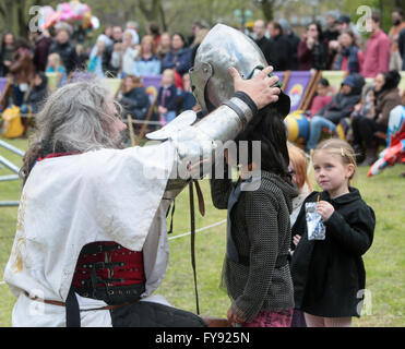 London.UK 23 aprile .2016, St George's day celebrato a Vauxhall giardini con intrattenimento per tutta la famiglia in cui le battaglie medievali furono combattute uccelli di pregare display, Greensleeves Morris dancing .@Paolo Quezada-Neiman/Alamy live news Foto Stock