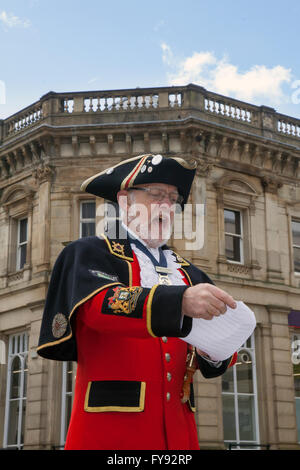 St George's nella giornata di sabato, 23 aprile. Blackburn Lancashire, Regno Unito Roland Halwood al 'qui essere draghi' evento in The Mall, Blackburn mercato e sui motivi della Cattedrale, ha invitato i visitatori a seguire il sentiero draghi con live street performance teatrali e musicali di dimensioni umane puppet attori provenienti da diversi acclamato internazionalmente produzioni teatrali utilizzando incredibile marchingegni meccanici. 2016. Credito: Mar fotografico/Alamy Live News Foto Stock