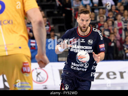 Flensburg, Germania. 23 apr, 2016. Flensburg Thomas Mogensen in azione durante la pallamano Champions League quarti di finale prima gamba match tra SG Flensburg-Handewitt e KS Vive Kielce a Flens-Arena in Flensburg, Germania, 23 aprile 2016. Foto: CARSTEN REHDER/dpa/Alamy Live News Foto Stock