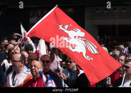 Nottingham, Inghilterra UK 23 aprile 2016. Folle si radunarono nella piazza del vecchio mercato. Per vedere uno dei più grande del Regno Unito St George's day parate, organizzata dalla Royal Society of St George. St George è il santo patrono dell'Inghilterra, e il St George Cross è il simbolo per il paese. Credito: Mike Gibson /Alamy Live News. Foto Stock