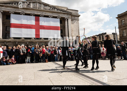 La piazza del mercato di Nottingham, Inghilterra, Regno Unito 23 aprile 2016. Balli tradizionali intorno a un maypole alla fine dell annuale St George's day parade, nella piazza del mercato di fronte al Consiglio casa decorata con una massiccia St George's bandiera. Foto Stock