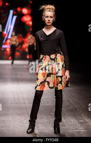 Expo Lodz, a Lodz, Polonia, 23 Aprile, 2016. Fashionphilosophy Fashion Week Poland, Modelli a piedi la passerella indossando raccolta da MALGRAU a designer Avenue durante la XIV edizione della Settimana della moda in Polonia 2016 , Credito: Tomasz Zasinski / Alamy Live News Foto Stock