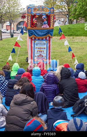 I bambini e i loro genitori a guardare tradizionale Punch e Judy mano spettacolo di burattini, Londra England Regno Unito Regno Unito Foto Stock