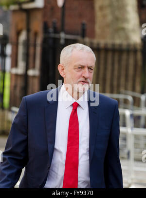 Londra, UK, 23 apr, 2016. Jeremy Corbyn leader del partito laburista lascia l incontro con il presidente Obama Royal Horticultural Halls Londra UK 23 aprile 2016 Credit: Prixpics/Alamy Live News Foto Stock