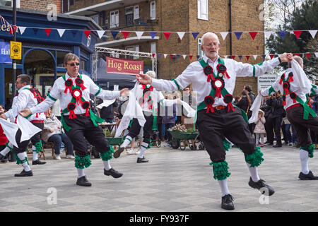 Ballerini Morris al St George's Festival a Londra Inghilterra Regno Unito Regno Unito Foto Stock