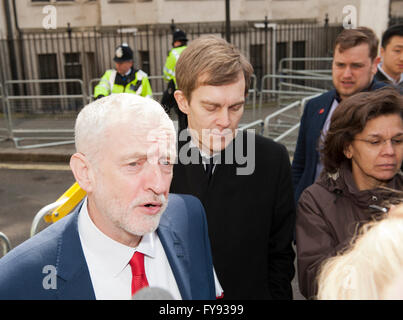 Londra, UK, 23 apr, 2016. Jeremy Corbyn lasciando incontro con Obama Royal Horticultural Halls Londra UK 23 aprile 2016 Credit: Prixpics/Alamy Live News Foto Stock