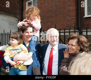 Londra, UK, 23 apr, 2016. Jeremy Corbyn con una famiglia per una foto dopo un incontro con Obama Royal Horticultural Halls Londra UK 23 aprile 2016 Credit: Prixpics/Alamy Live News Foto Stock