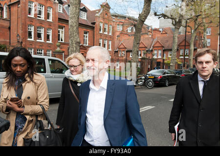 Londra, UK, 23 apr, 2016. Jeremy Corbyn arrivando per l incontro con il presidente Obama Royal Horticultural Halls Londra UK 23 aprile 2016 Credit: Prixpics/Alamy Live News Foto Stock