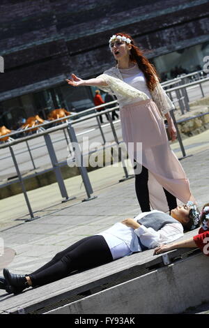 Cardiff, Galles, UK. 23 apr, 2016. Fotografie scattate a Cardiff Bay della University of South Wales Theatre e il dramma gli studenti eseguono Shakespeare il quattrocentesimo anniversario della sua morte. Credito: Aimee mandria/Alamy Live News Foto Stock