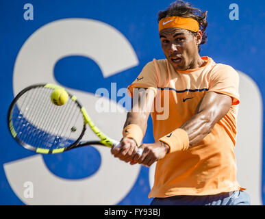 Barcellona, in Catalogna, Spagna. 23 apr, 2016. RAFAEL NADAL di Spagna restituisce la palla a Philipp KOHLSCHREIBER: risultati nei della Germania durante i loro semi-finale al "Barcelona Open Banc Sabadell' 2016. Nadal ha vinto 6:3, 6:3 Credito: Matthias Oesterle/ZUMA filo/Alamy Live News Foto Stock