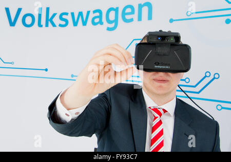 Hannover, Germania. 23 apr, 2016. Una Volkswagen membro del personale indossa il 'occhio Rift " occhiali per realtà virtuale al stand fieristico di Volkswagen alla fiera di Hannover di Hannover, Germania, 23 aprile 2016. Di tutto il mondo più grande fiera industriale a Hannover Messe è di essere aperti dal US-Presidente Obama il 24 aprile. Gli Stati Uniti d'America sono quest anno il paese di partnership. Foto: JULIAN STRATENSCHULTE/dpa/Alamy Live News Foto Stock