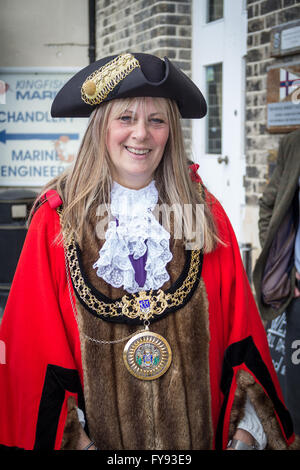 Weymouth, Inghilterra. Il 23 aprile 2016. Queen's novantesimo compleanno Floating omaggio. Sindaco di Weymouth e Portland. Credito: Francesca Underwood/Alamy Live News Foto Stock