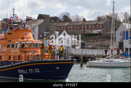 Weymouth, Inghilterra. Il 23 aprile 2016. Queen's novantesimo compleanno Floating omaggio. RNLI scialuppa di salvataggio. Credito: Francesca Underwood/Alamy Live News Foto Stock