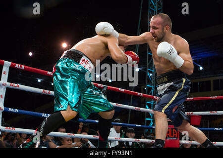 Cebu City, Filippine. 23 apr, 2016. Boxer Filipino-American,Nonito "Flash filippino' Donaire (32 anni) W37 L3-D0) realizzato a difesa del suo mondo Super Peso gallo titolo sconfiggendo il challenger da Ungheria, Zsolt Bedak (32 anni) W25 L2-D0) essendo Bedak buttato giù tre volte prima che la lotta è stata interrotta nel terzo round. Credito: galleria immagini2/Alamy Live News Foto Stock