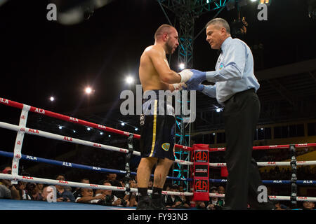 Cebu City, Filippine. 23 apr, 2016. Boxer Filipino-American,Nonito "Flash filippino' Donaire (32 anni) W37 L3-D0) realizzato a difesa del suo mondo Super Peso gallo titolo sconfiggendo il challenger da Ungheria, Zsolt Bedak (32 anni) W25 L2-D0) essendo Bedak buttato giù tre volte prima che la lotta è stata interrotta nel terzo round. Credito: galleria immagini2/Alamy Live News Foto Stock