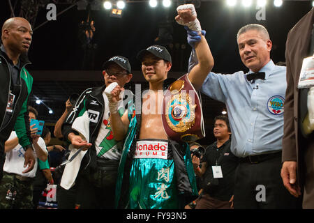 Cebu City, Filippine. 23 apr, 2016. Boxer Filipino-American,Nonito "Flash filippino' Donaire (32 anni) W37 L3-D0) realizzato a difesa del suo mondo Super Peso gallo titolo sconfiggendo il challenger da Ungheria, Zsolt Bedak (32 anni) W25 L2-D0) essendo Bedak buttato giù tre volte prima che la lotta è stata interrotta nel terzo round. Credito: galleria immagini2/Alamy Live News Foto Stock