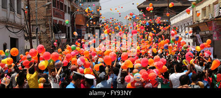 Kathmandu, Nepal. 23 apr, 2016. Popolo nepalese rilasciare palloncini in memoria delle persone che hanno trovato la morte nel sisma di un anno fa a Hanuman Dhoka Durbar Square a Kathmandu, Nepal. Migliaia di persone si sono radunate per rendere omaggio alle anime dei defunti e delle vittime del forte terremoto del 25 aprile dello scorso anno che ha provocato la morte di quasi 9000 persone. Credito: Sunil Sharma/ZUMA filo/Alamy Live News Foto Stock