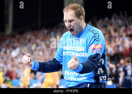 Flensburg, Germania. 23 apr, 2016. Flensburg Mattias Andersson celebra durante la pallamano Champions League quarti di finale prima gamba match tra SG Flensburg-Handewitt e KS Vive Kielce a Flens-Arena in Flensburg, Germania, 23 aprile 2016. La partita finisce 28:28. Foto: CARSTEN REHDER/dpa/Alamy Live News Foto Stock