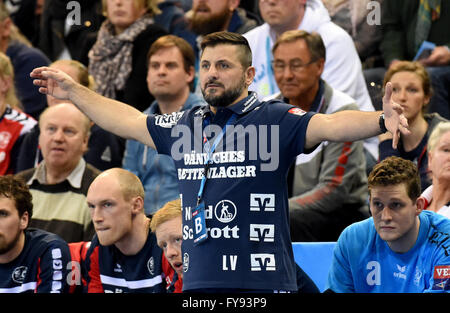 Flensburg, Germania. 23 apr, 2016. Flensburg allenatore Ljubomir Vranjes durante la pallamano Champions League quarti di finale prima gamba match tra SG Flensburg-Handewitt e KS Vive Kielce a Flens-Arena in Flensburg, Germania, 23 aprile 2016. La partita finisce 28:28. Foto: CARSTEN REHDER/dpa/Alamy Live News Foto Stock