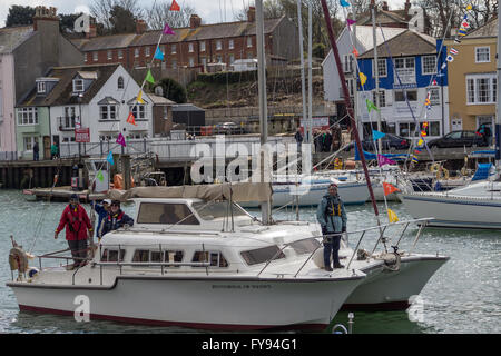 Weymouth, Inghilterra. Il 23 aprile 2016. Queen's novantesimo compleanno Floating omaggio. Mentuccia fresca del Wessex. Credito: Francesca Underwood/Alamy Live News Foto Stock