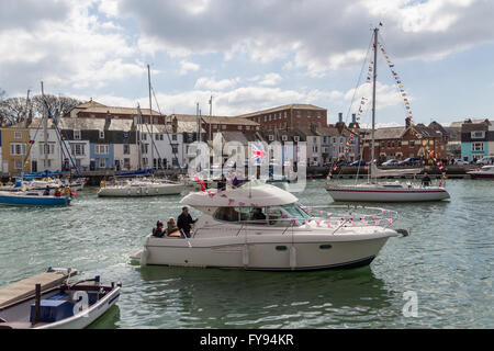 Weymouth, Inghilterra. Il 23 aprile 2016. Queen's novantesimo compleanno Floating omaggio. Merry Fishe. Credito: Francesca Underwood/Alamy Live News Foto Stock