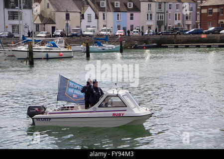 Weymouth, Inghilterra. Il 23 aprile 2016. Queen's novantesimo compleanno Floating omaggio. Seajeep. Credito: Francesca Underwood/Alamy Live News Foto Stock