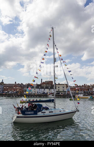 Weymouth, Inghilterra. Il 23 aprile 2016. Queen's novantesimo compleanno Floating omaggio. Kawaki. Credito: Francesca Underwood/Alamy Live News Foto Stock