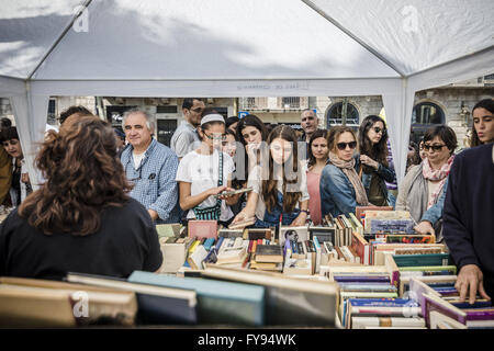 Barcellona, in Catalogna, Spagna. 23 apr, 2016. Decine di migliaia di persone in visita stand di libri che offre libri di tutti i tipi e le mode su Saint George's Day, noto anche come il 'Day del libro' in Catalogna. © Matthias Oesterle/ZUMA filo/Alamy Live News Foto Stock