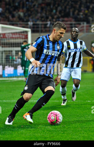 Milano, Italia. 23 apr, 2016. Stevan Jovetic di FC Inter in azione durante la Serie A italiana League Soccer match tra Inter e Milan e Udinese Calcio a San Siro dove Inter e Milan ha vinto a 3-0 punteggio. © Gaetano Piazzolla/Pacific Press/Alamy Live News Foto Stock