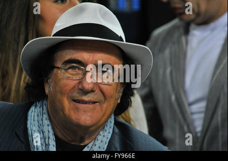 Milano, Italia. 23 apr, 2016. Albano Carrisi, un cantante italiana prima della Serie A italiana League Soccer match tra Inter e Milan e Udinese Calcio a San Siro dove Inter e Milan ha vinto a 3-0 punteggio. © Gaetano Piazzolla/Pacific Press/Alamy Live News Foto Stock