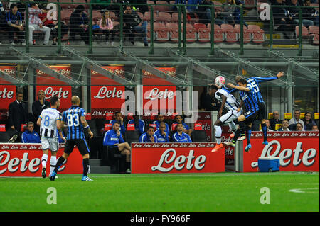 Milano, Italia. 23 apr, 2016. Yuto Nagatomo e Joao Miranda di FC Inter Calcio e Emmanuel Badu di Udinese Calcio in azione durante la Serie A italiana League Soccer match tra Inter e Milan e Udinese Calcio a San Siro dove Inter e Milan ha vinto a 3-0 punteggio. © Gaetano Piazzolla/Pacific Press/Alamy Live News Foto Stock